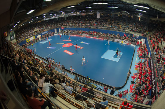 Unihockeyspiel in einer gefüllten Sporthalle